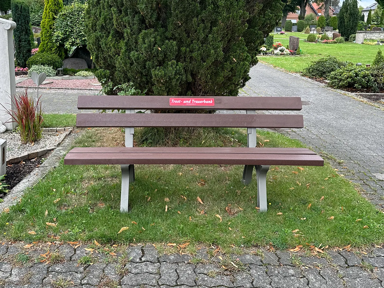 Die Trauer- und Trostbank auf dem Geseker Friedhof trauerbank